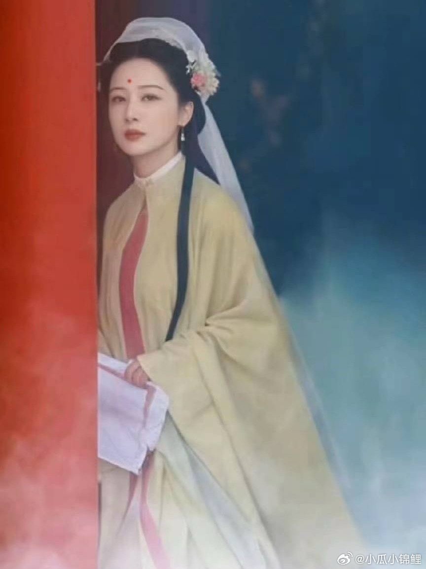 杨紫神女下凡杨紫真的绝了正所谓轻罗小扇白兰花，纤腰玉带舞天纱。疑是仙女下凡来，回