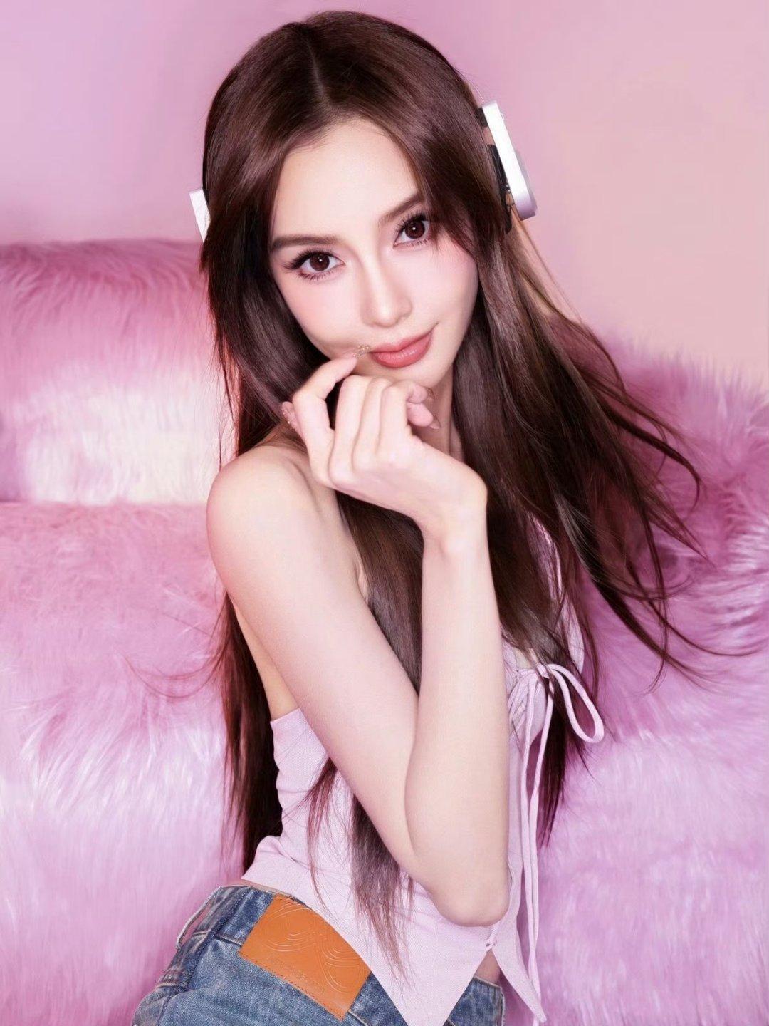 Angelababy看到小朋友下意识护住人美心善的Angelababy千禧芭比请
