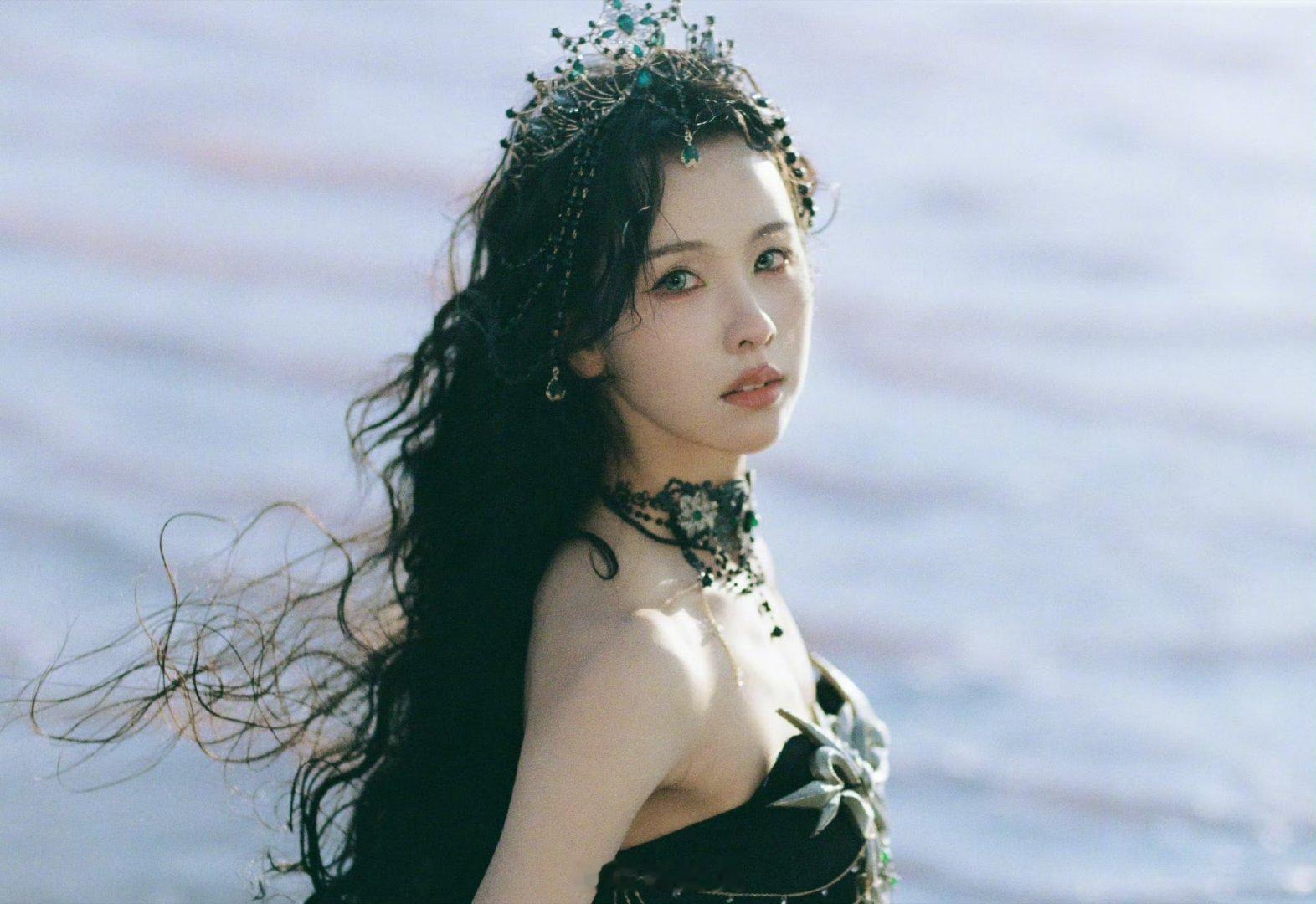 陈都灵深海女王风不是海的女儿，是海的主人。陈都灵今日释出“深海女王”主题户外实景
