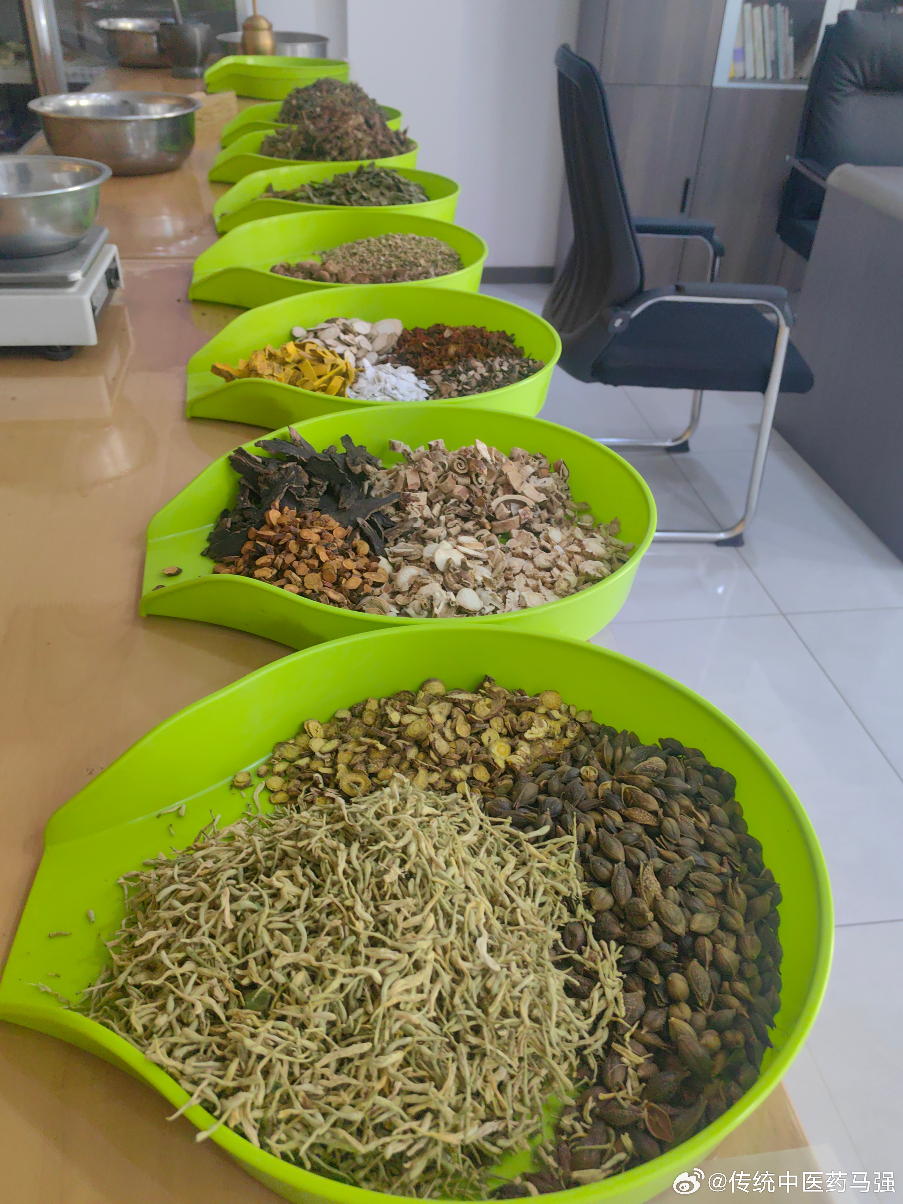 各种结节并非凭空而生，核心在于气化失司。当身体气机运行不畅、代谢动力减弱，清阳不