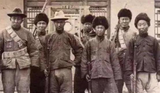 1949年，湘西游击纵队警卫中队长易鹏飞不幸被俘，残暴的土匪劝降未果后，竟然把他