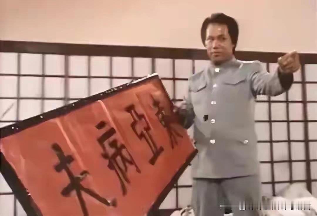 心底压着祖辈留下的伤痛，肩上扛着身为中国人的底线，梁小龙这一生，从来没把家国二字