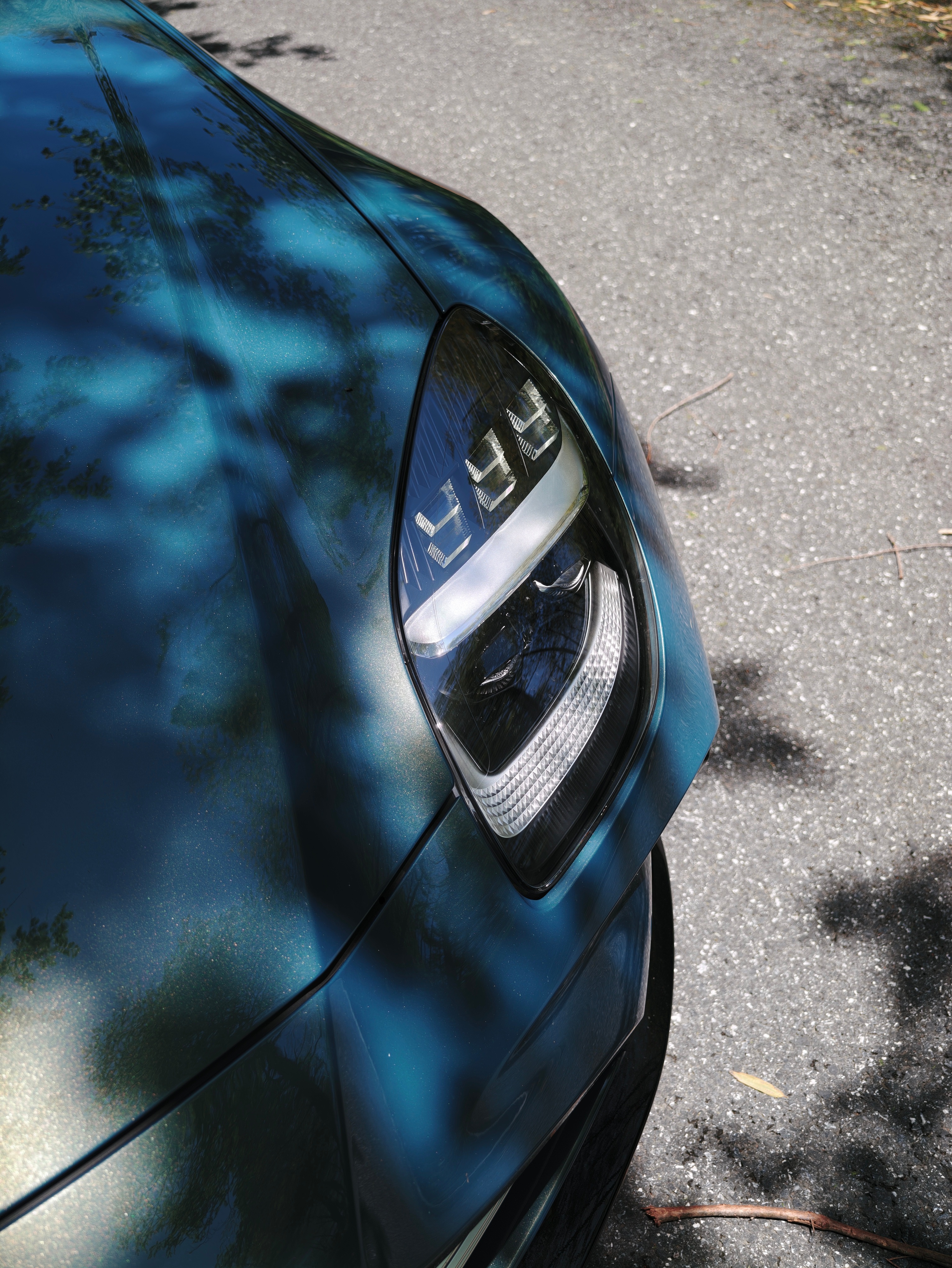 不好意思，真的太好看了，又拍了些图。度假风配色，看了眼配置单，车漆18万，蓝白拼