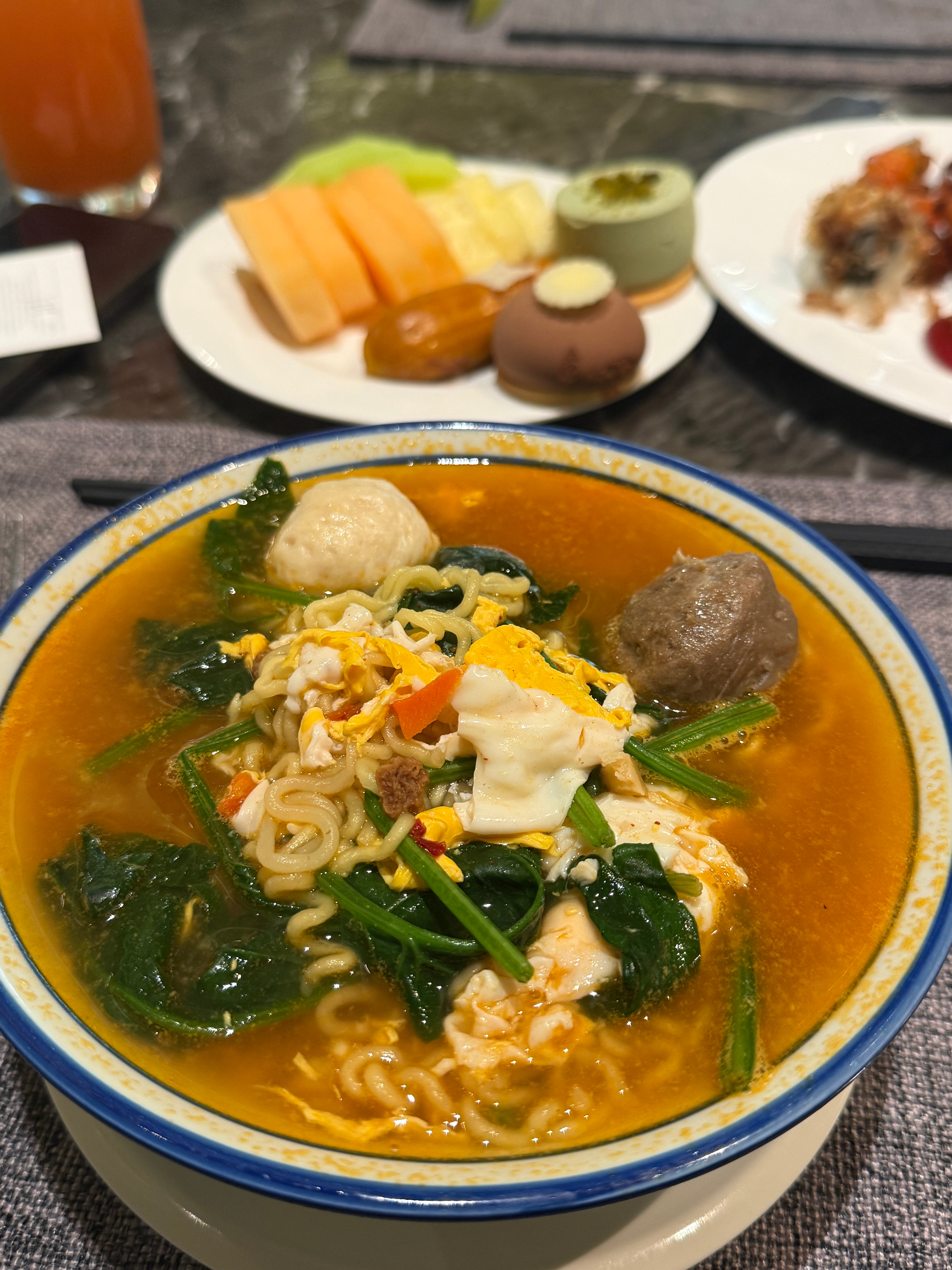 酒店里的泡面好像比自己煮的要香[点赞] ​​​