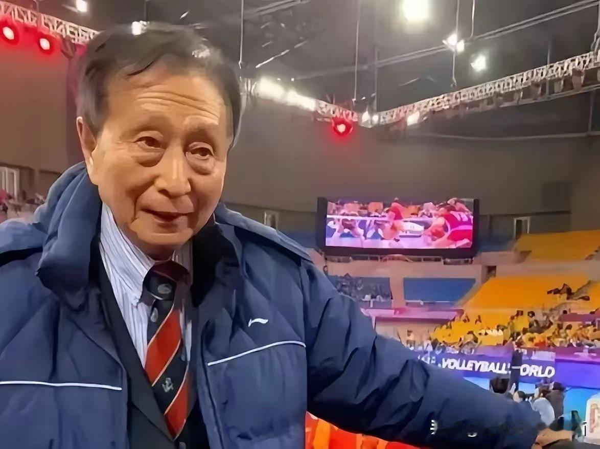 有没有觉得荧幕中的这一位老爷爷看起来特别的眼熟，但是一时间却叫不出他的名字。他是