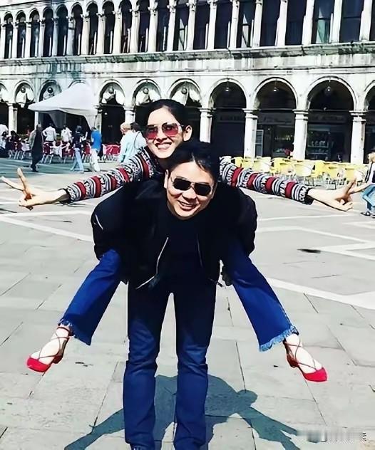 2012年的时候，
刘强东血气方刚，年富力强；
章泽天也正当豆蔻年华，朝气蓬勃。