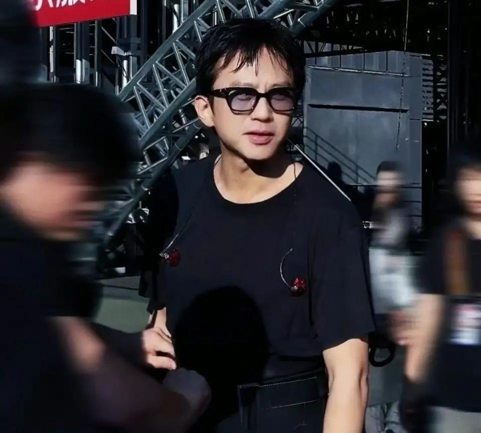 我喜欢邓超舞台唱跳有感染力，
我喜欢邓超搞笑幽默有路人缘，
但是我真的接受不了，