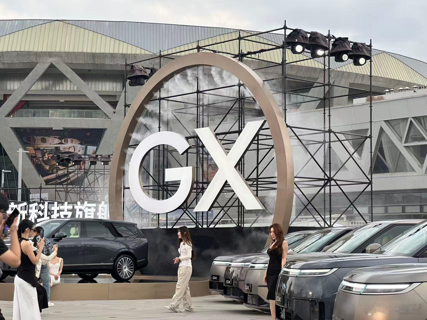 来到发布会现场了，每小鹏GX都有模特新科技旗舰小鹏GX今晚上市