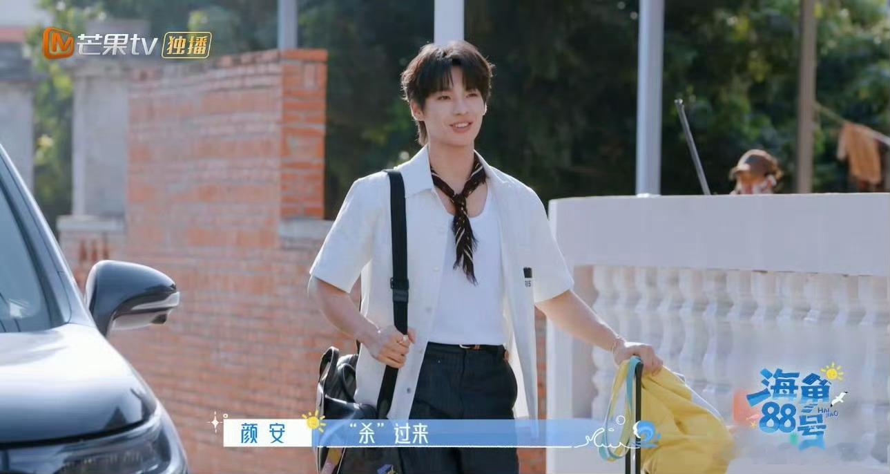 颜安在节目里就是行走的“人形弹幕机”！嘴巴一动就有金句，作为海角88号的氛围担当