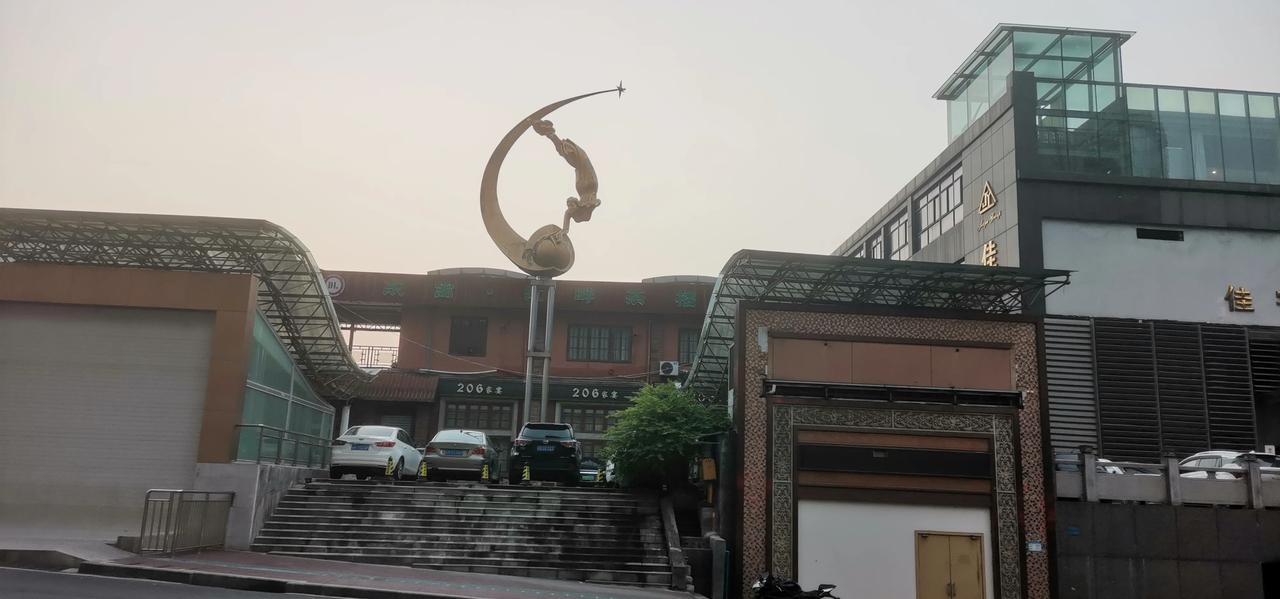 飞天——八、九十年代重庆杨家坪中心转盘（现在步行街）的标志性雕塑。
如今坐落在佳