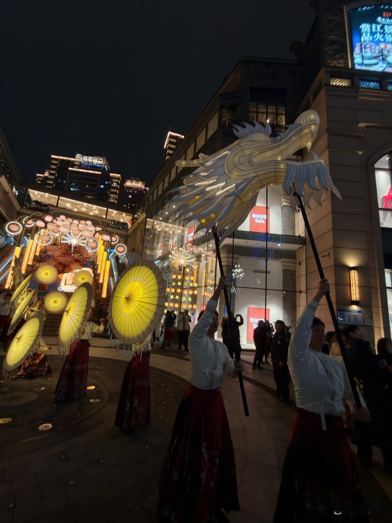 这次重庆元旦节我必须要给弹子石老街比一个大大的赞，节目确实丰富且精彩，没想到这么