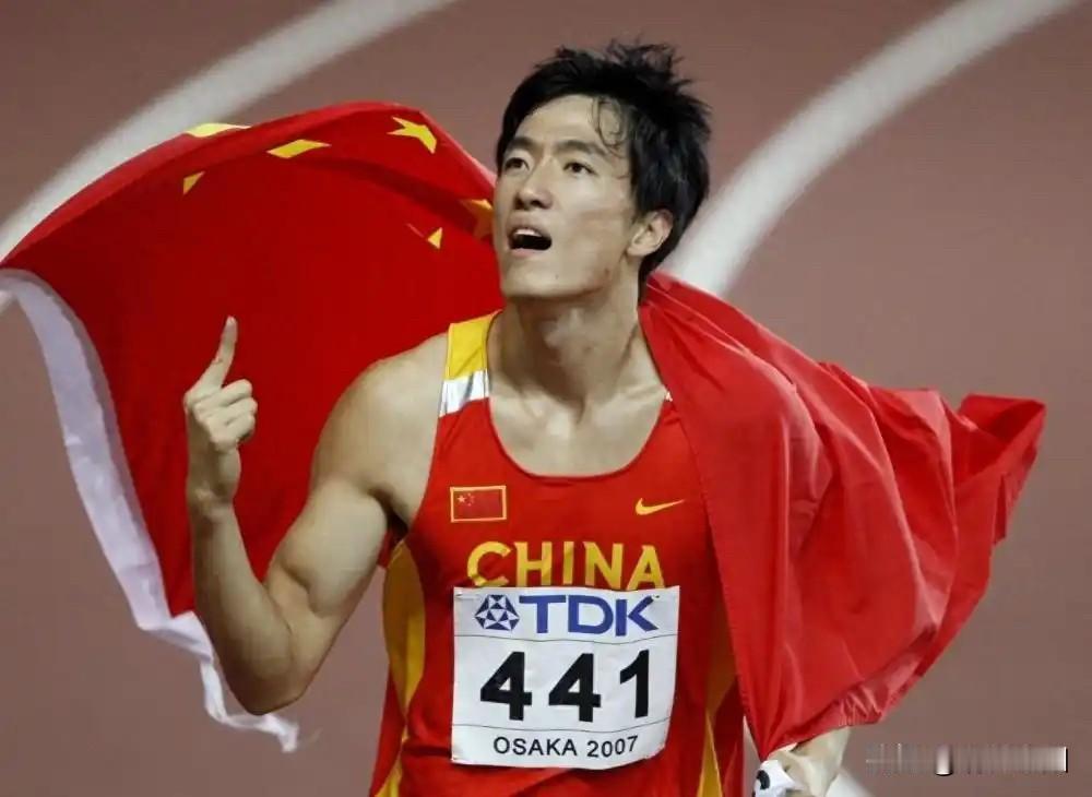 针对当不当教练这个问题，要尊重刘翔自己的个人意愿，现在全网都在热议这个安置话题，