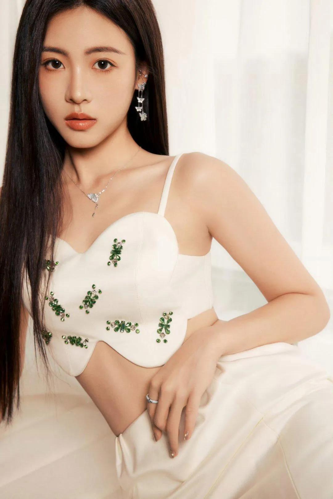 孙芮的颜太迷人了，天生丽质，又美又飒。