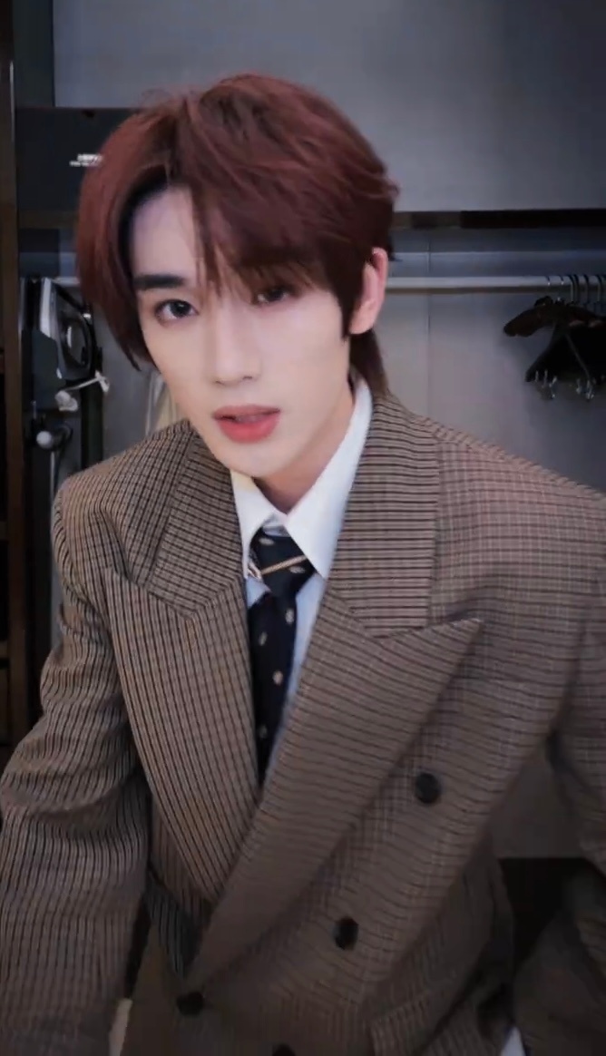 丁程鑫西装跳舞going味丁程鑫cha了小皮裙大波浪丁程鑫把自己跳得劲儿了丁程鑫