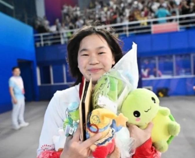 全红婵复出就夺冠！全运会跳水女团赛上，她搭档王伟莹获双人10米台第一，总分仅领先