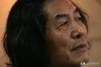 也评“乱书”大师王冬龄病态书法作品

有人比如为龙飞凤舞，
我的评点:鬼画桃符；