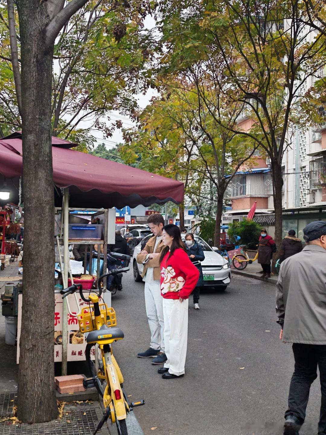其他人去提前调.试灯光，这样演员到了就能直接拍，不用重新找光了。人家节目组也是为