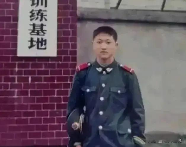 2006年，3名壮汉挟持一名18岁女学生，女孩在长途汽车上悄声向同车的一名武警战