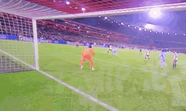 【虎父无犬子！范佩西儿子职业生涯第二场荷甲就上演梅开二度】在荷甲第19轮费耶诺德