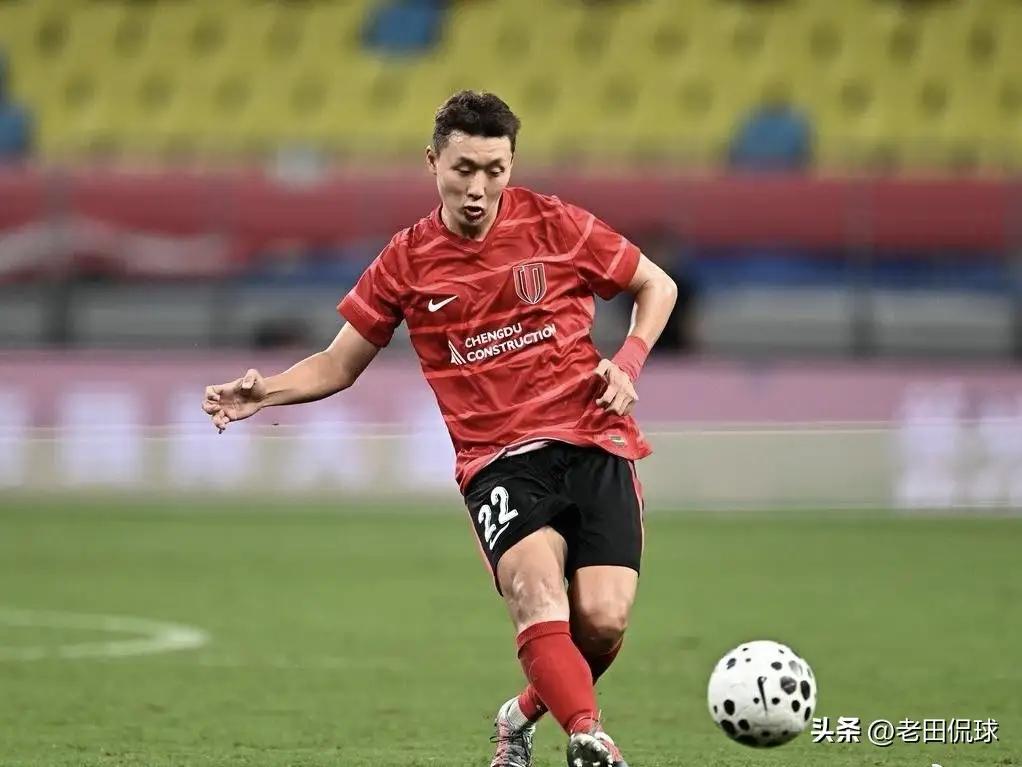 李扬压哨入选国足，成都蓉城国脚多达5人，成为中超第一，按理蓉迷说高兴才对，但很多