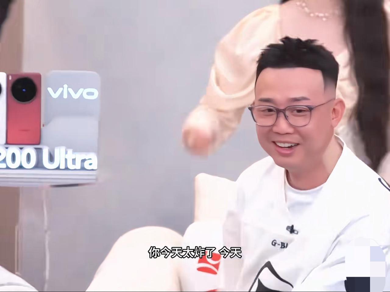 笑死，GAI在后台自己说自己裸辞。
原来热搜说什么他们都知道了。
在歌手后台，楚