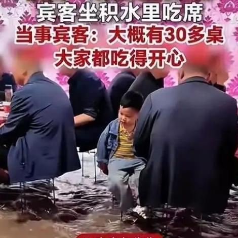 云南一婚宴遭暴雨+冰雹突袭，宾客站凳子上吃“流水席”，有几桌菜来不及收回，盘子里