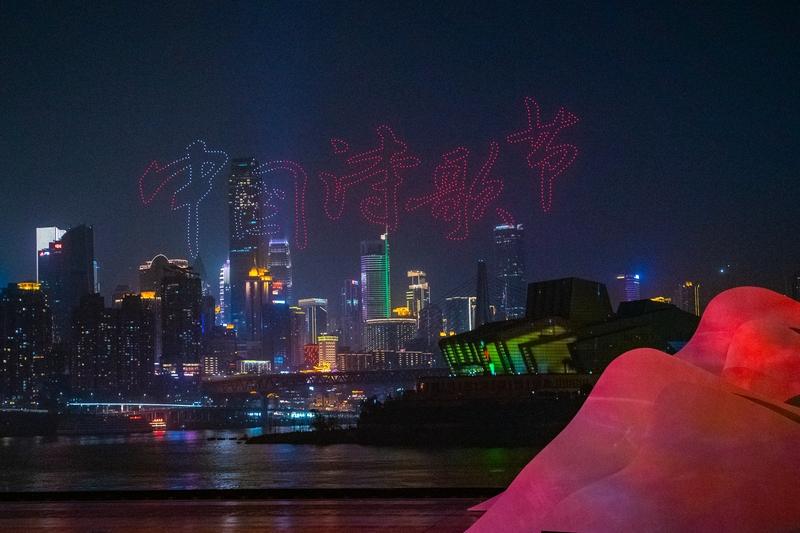 “岁月几分盼雪归，忧待一度蓬春时”，这两句诗一下就把人拽进对时光和季节的期待里。