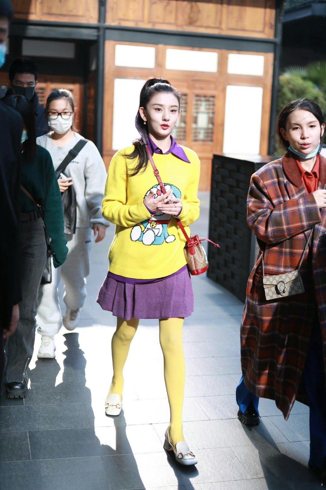 容祖儿感觉还是没有从小时候扮演的哪吒里面出来，这个穿搭还是有点像小哪吒！但是她这