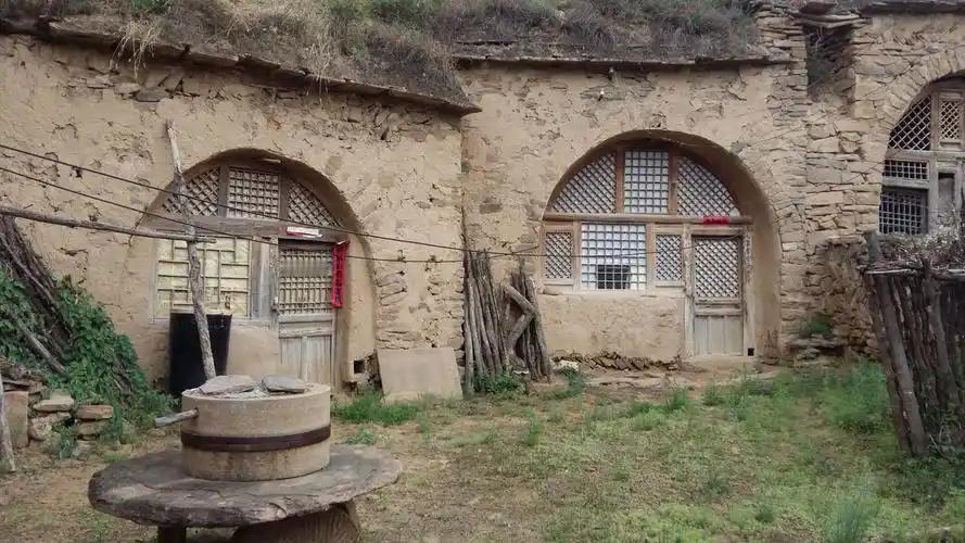 梦回农村老家，我最想念的是那浓浓的亲情和质朴的生活气息。小时候总想逃离，觉得外面