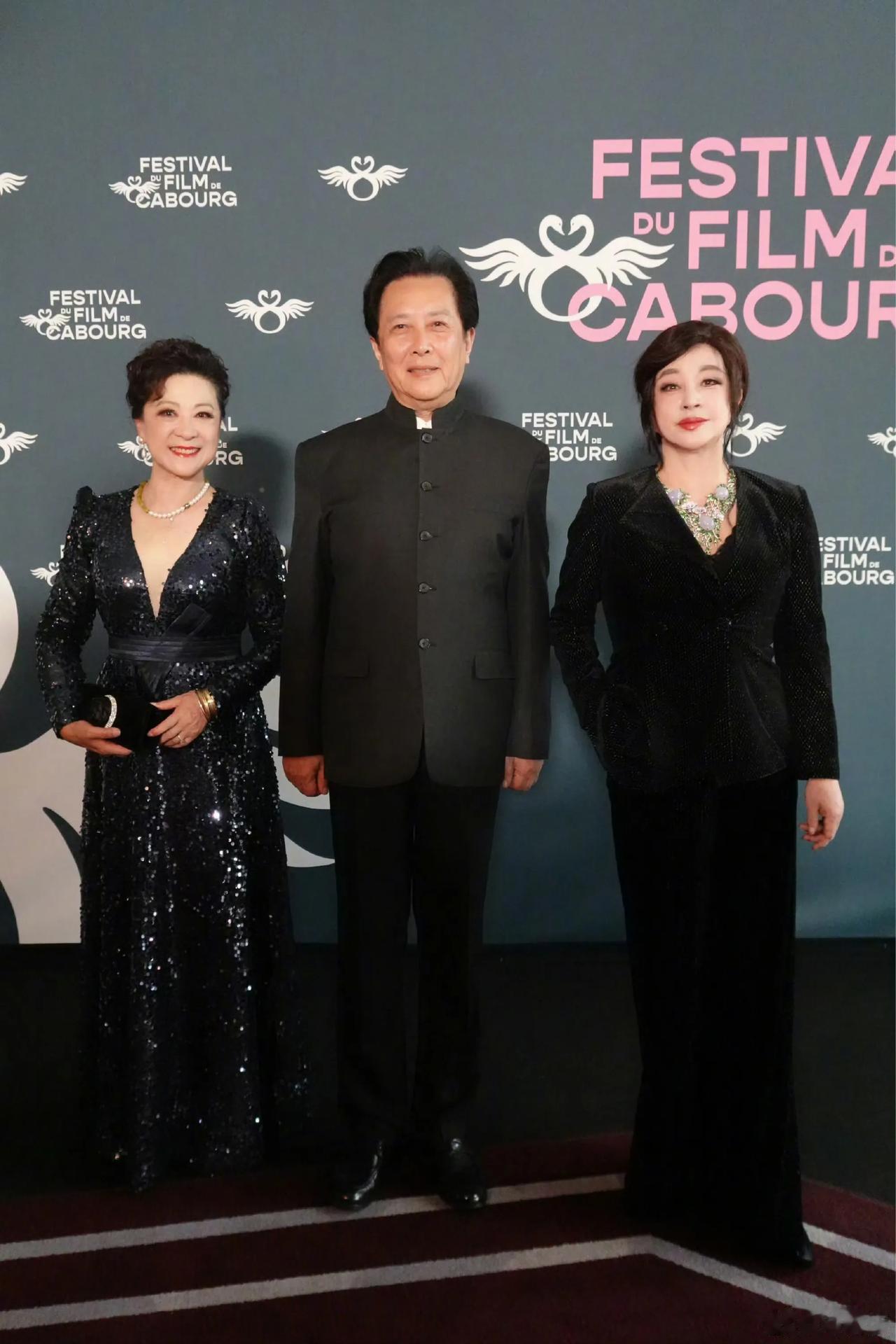 73岁刘晓庆又与唐国强、王馥荔同框了！只是咱们庆姐的假头发有点假过头了，选个没有