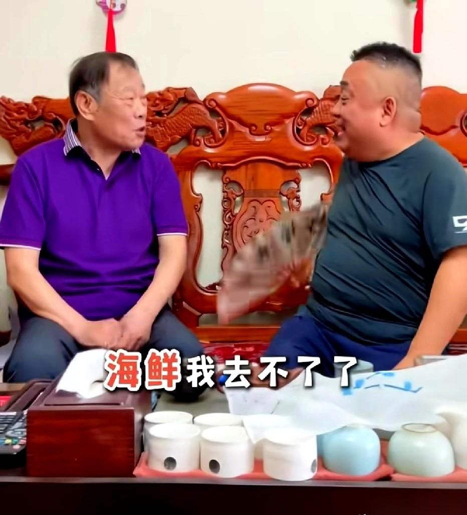 “我弄个轮椅推着你去！”
就这么一句半带调侃的话，直接把杨家老大给惹毛了。
场面