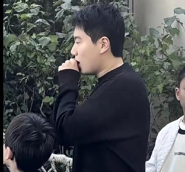 梁靖崑带娃被拍到超暖一幕，赛后降温直接把外套给儿子穿，自己短袖在那搓手。赛场上是