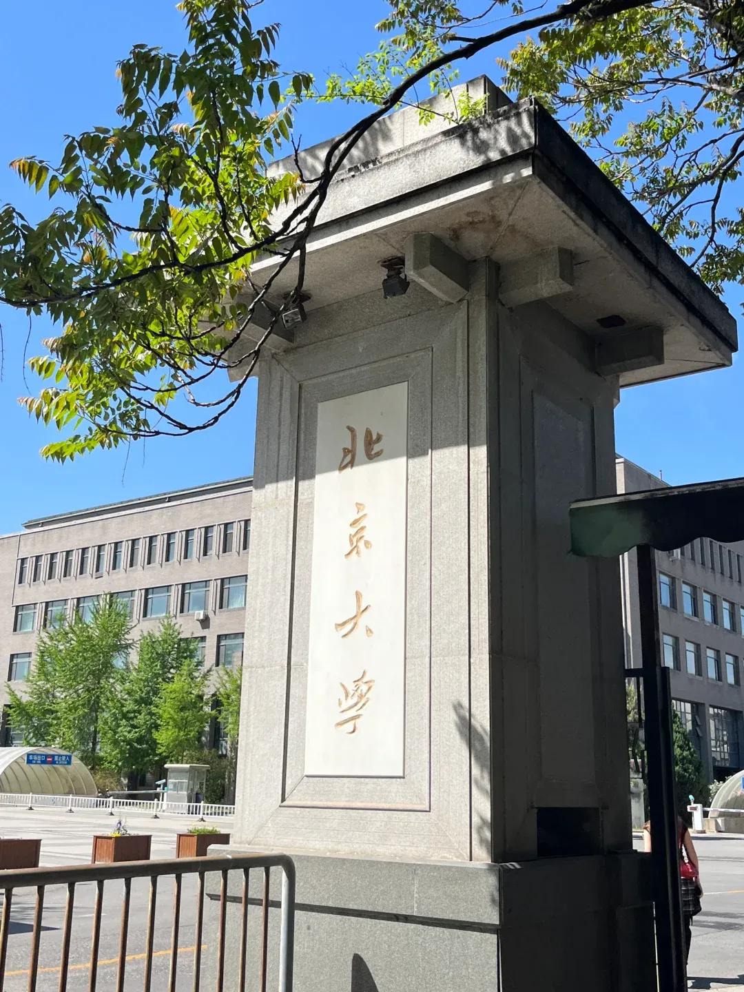 很多人对大学有误解：
以为上了大学就不用像高中那么累了，认为课程简单了，学生活动