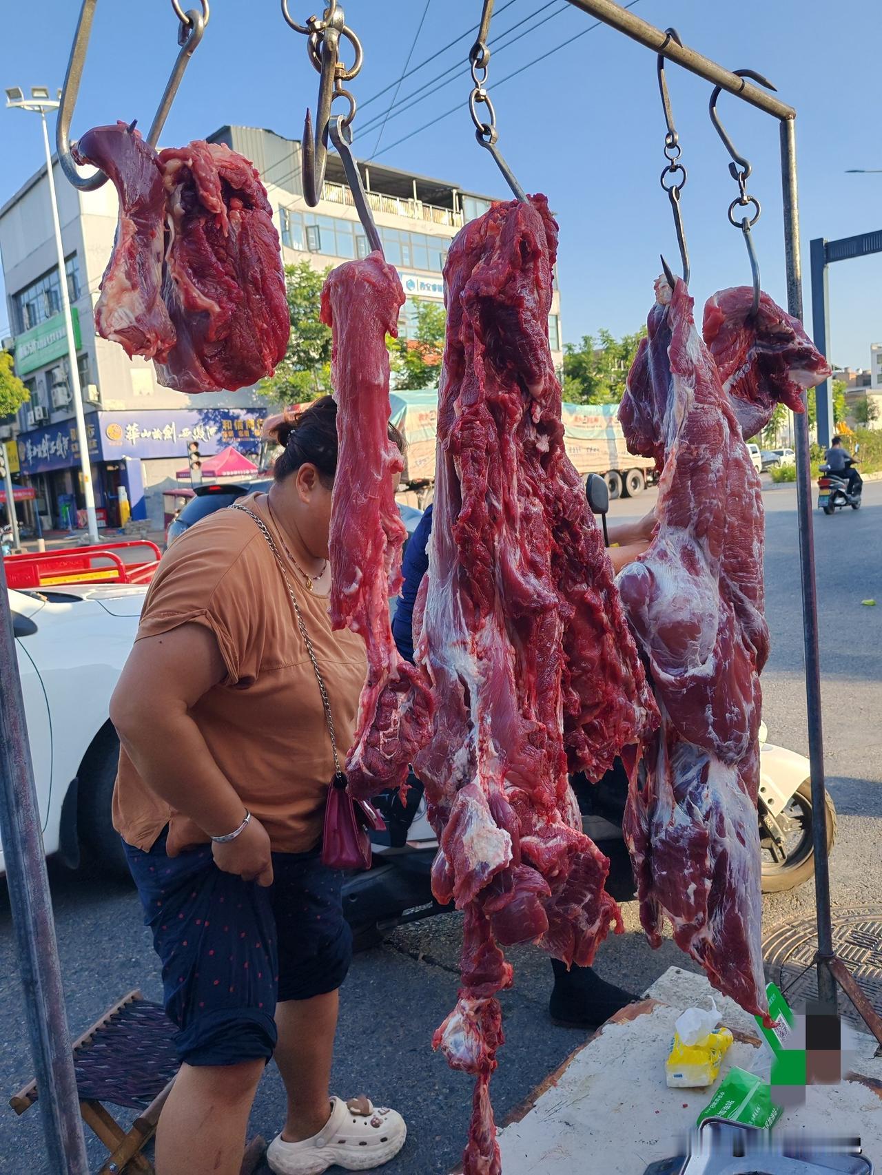 这里牛肉价很意外
7月22日，坐标西安。这是我今天路过随手拍的两张图，发现这个小