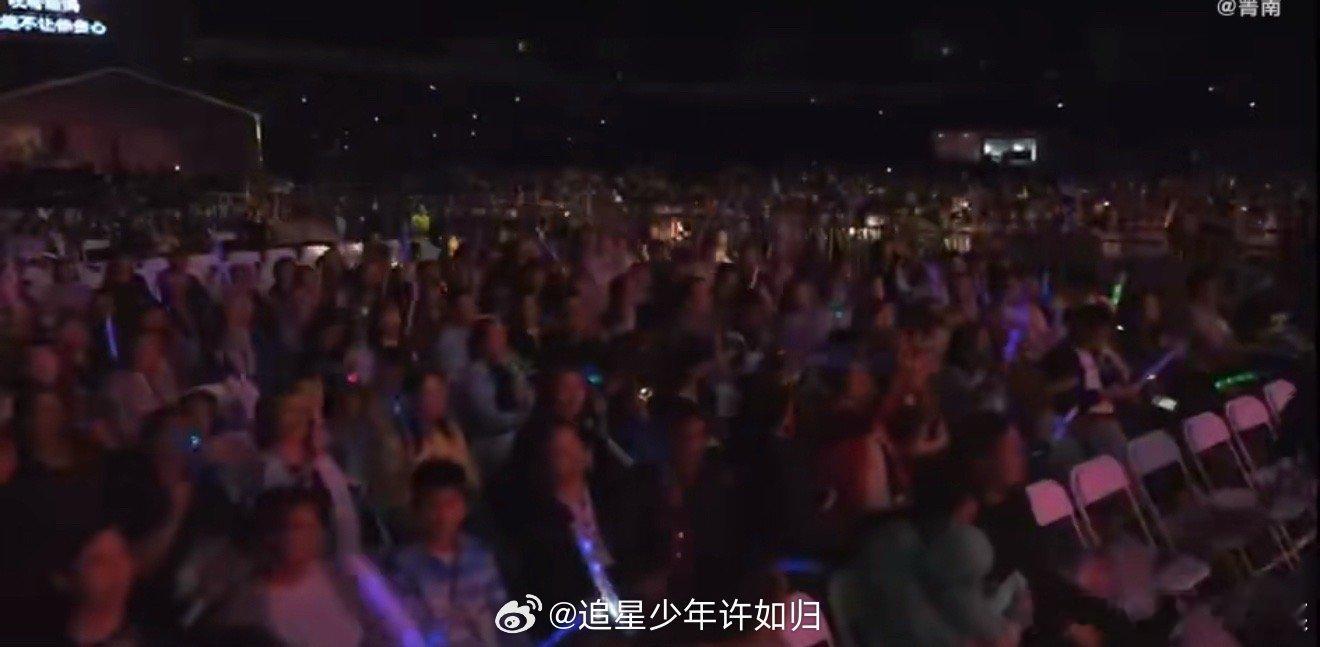 沙宝亮掉麦从容地像逛菜市场 沙宝亮普洱舞台封神！掉麦后依旧稳如磐石，修麦、互动、