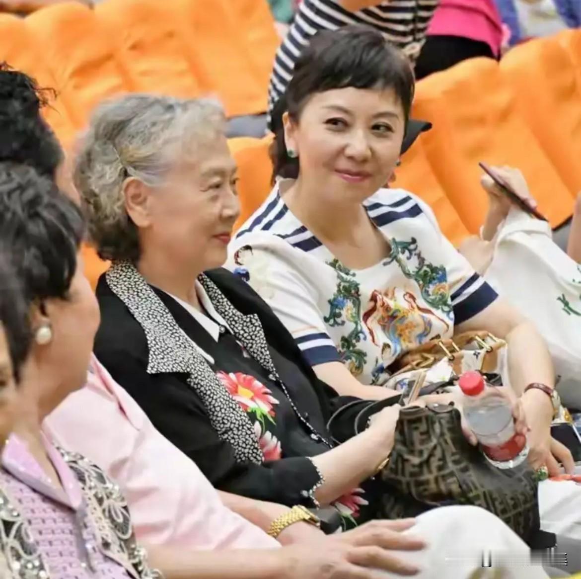 2012年，70岁的著名京剧表演艺术家刘长瑜（右二）与弟子耿巧云（右一）等出席活