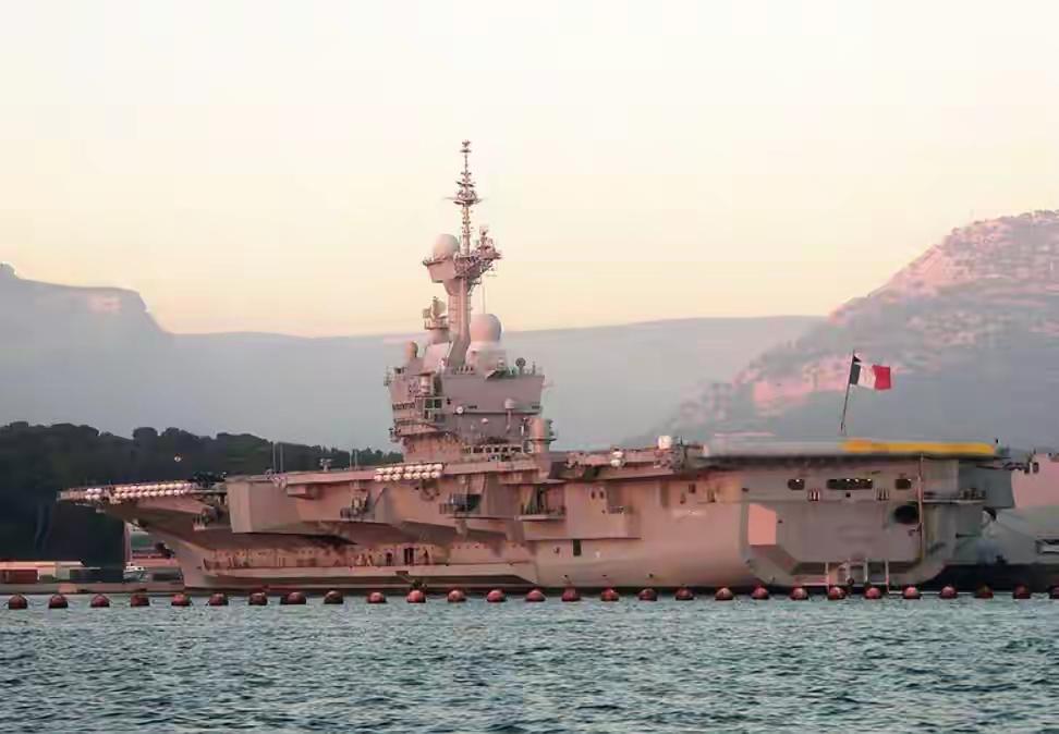 很多人嘲笑法国的“戴高乐”号航母，虽然采用的是核动力，但是动力比较小、故障频繁、