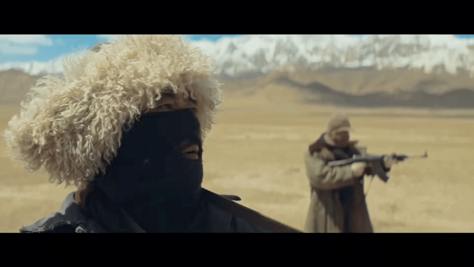 生命树2颗子弹爆掉盗猎人手指看《生命树》里多杰在沙暴里与盗猎者周旋，他冷静等待时