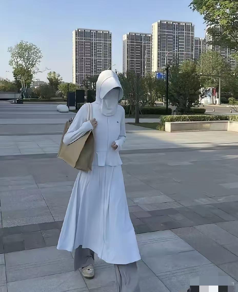 现在的人为啥都这种打扮啊？老的少的，满大街都是，吓死人！