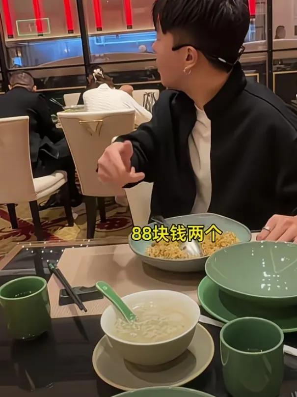 澳门的物价这么高吗？
男子在澳门吃饭，点了一份88元的甜酒酿，只见一碗甜酒里只有