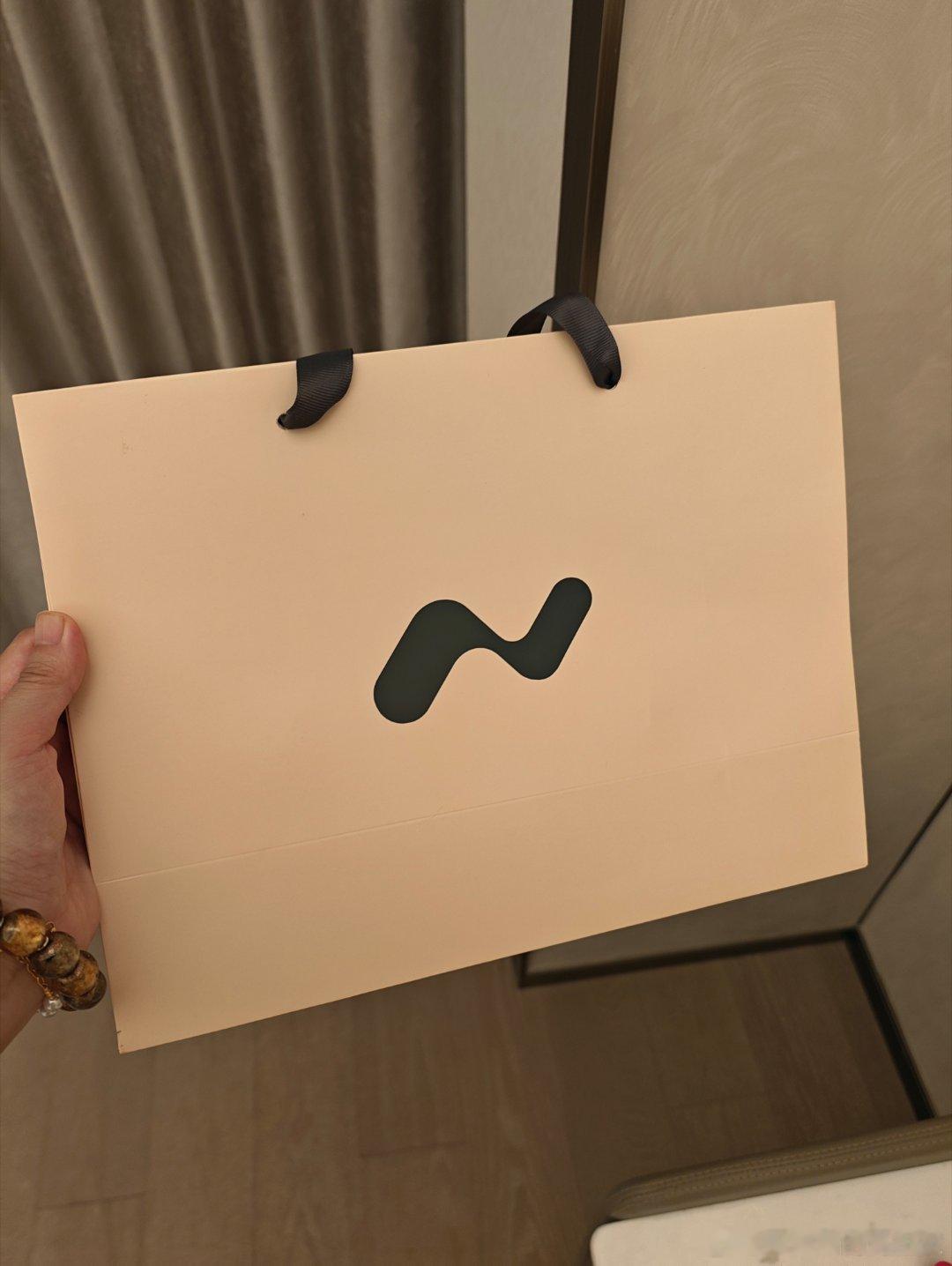 拍个本次拍摄乐道 L90 的伴手礼纸袋这个明显能看得出，乐道调整了 VIS盲猜应