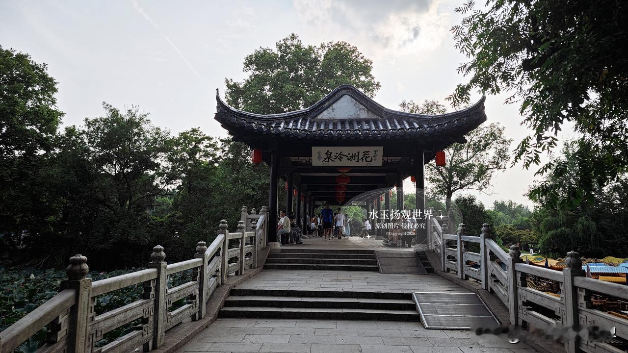 很多人提起金山，第一反应就是白蛇传水漫金山的故事。可真踏足金山公园才明白，这里不