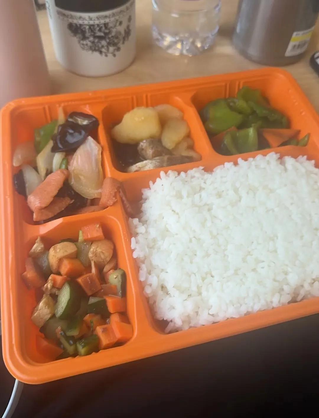 #一人食吃什么#火车上的盒饭，能吃饱，就是菜太少
