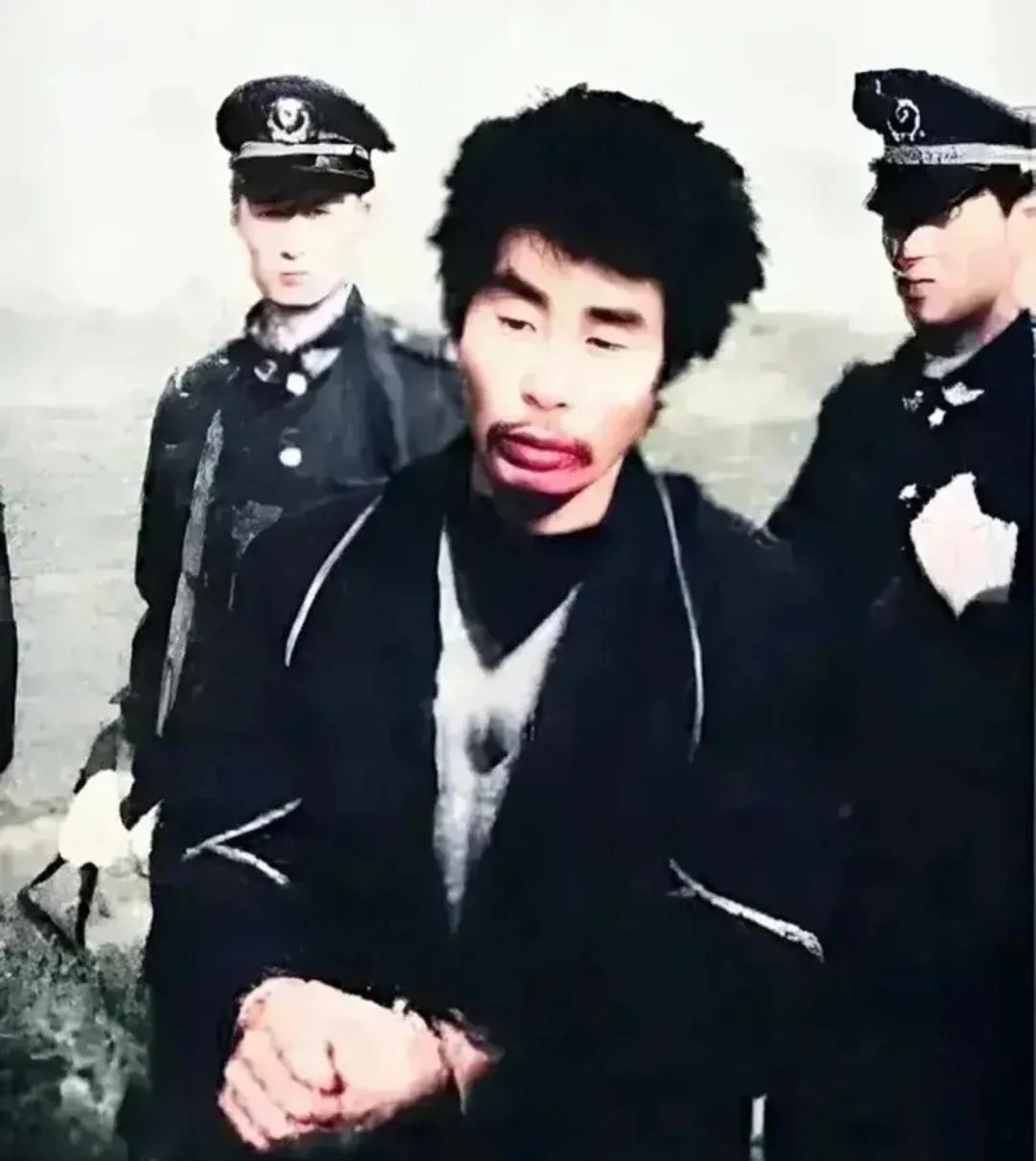 这个贼眉鼠眼、看似可怜的人，却是一个变态狂魔，是陕西历史上最大的系列强奸杀人案重
