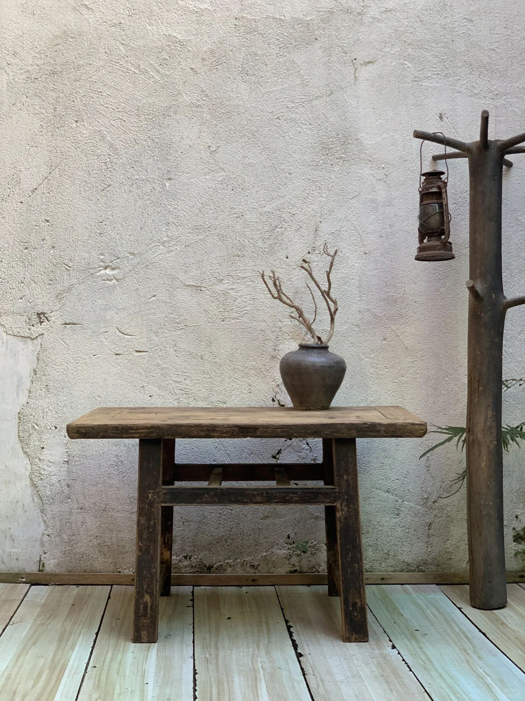 老书桌、风化纹理佳；民宿茶室极简侘寂家具。