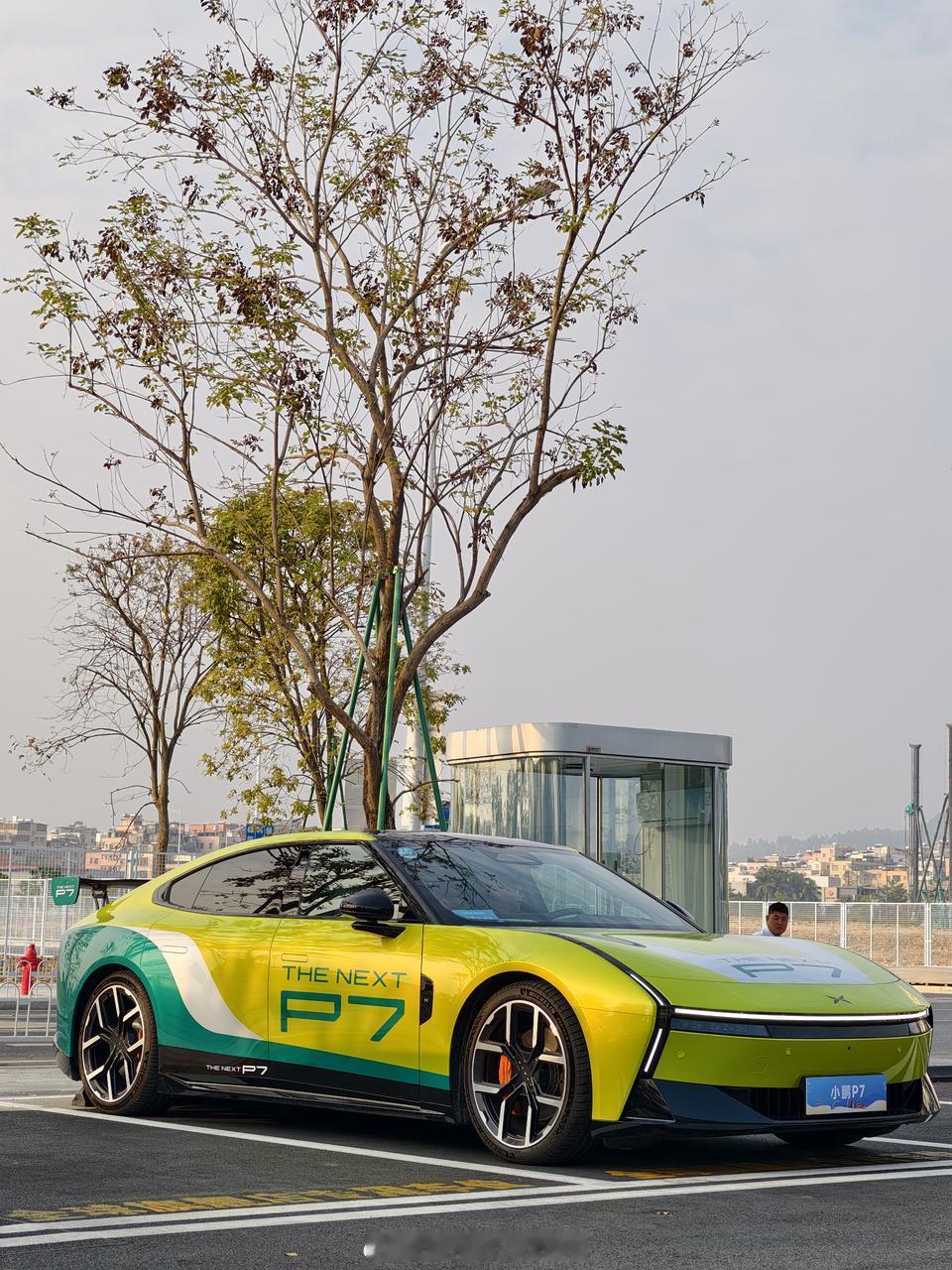 它很炫酷，不能上路都怪小鹏！小鹏请你努力把这样的外观合法量产吧，不就差个尾翼的问