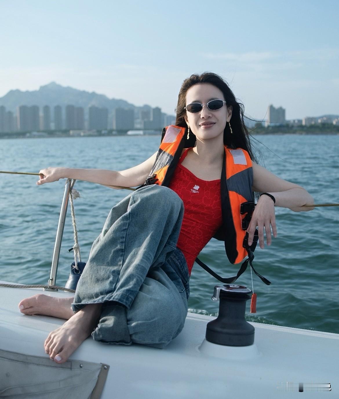 坐游艇出海游玩