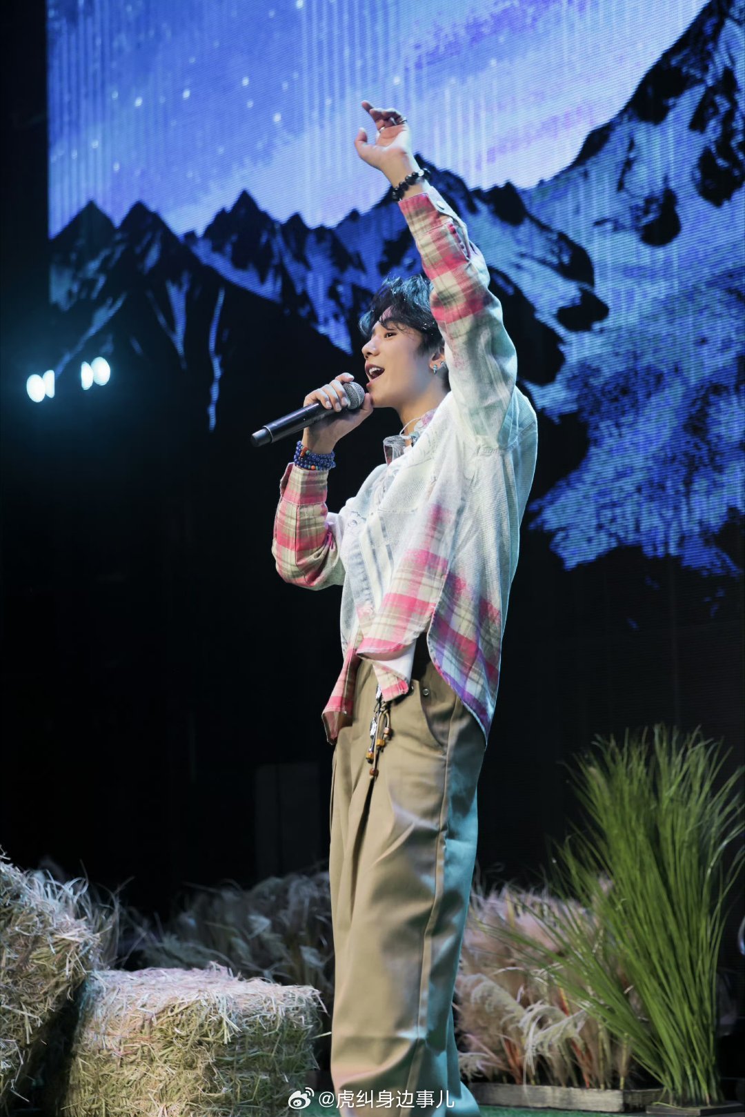 丁真怼脸打歌近距离镜头放大丁真独有的温柔，舞台上开口唱出谢谢你在这里，眼底藏不住
