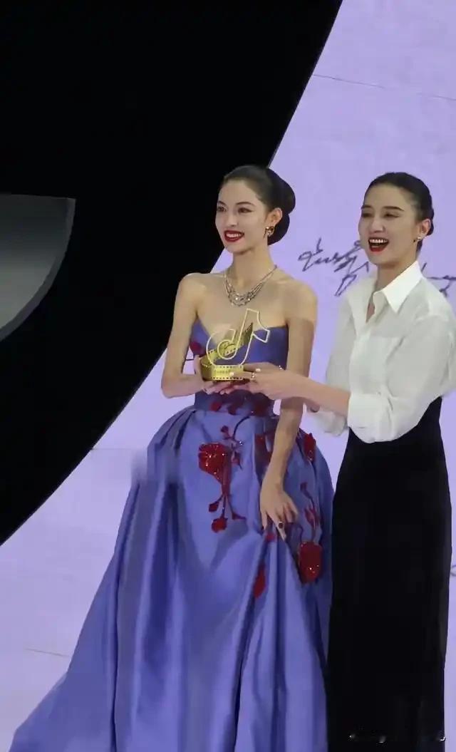 钟楚曦在戏中演技不错，
但是在现实生活中不能演一下么？宋佳和钟楚曦同台领奖，
在