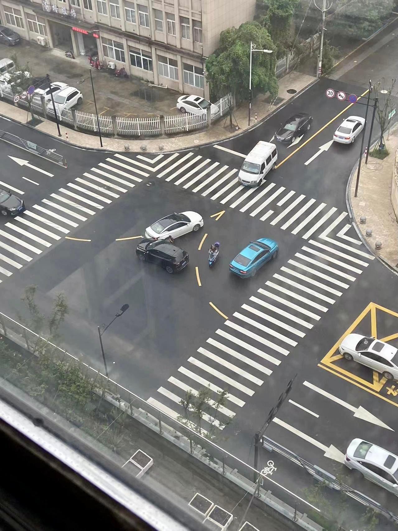 交通事故，黑车直行，白车左转，谁的责任？ ​​​